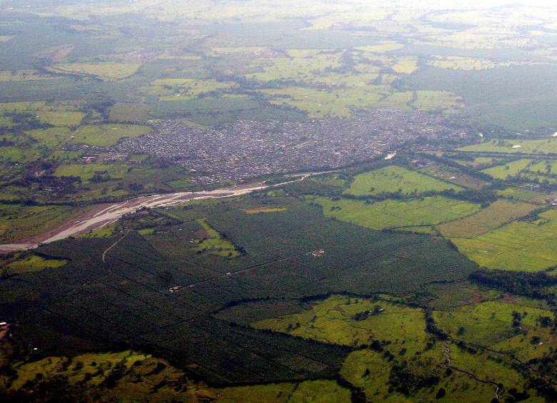 El crecimiento urbanístico de Apartadó ya toca las agroindustrias bananeras. FOTO Jaime Pérez