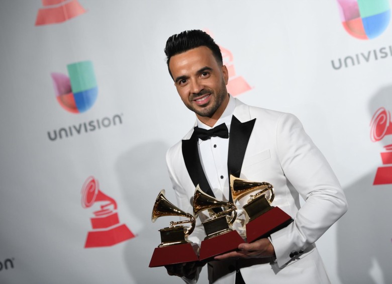 Luis Fonsi y sus tres Latin Grammy. FOTO AFP