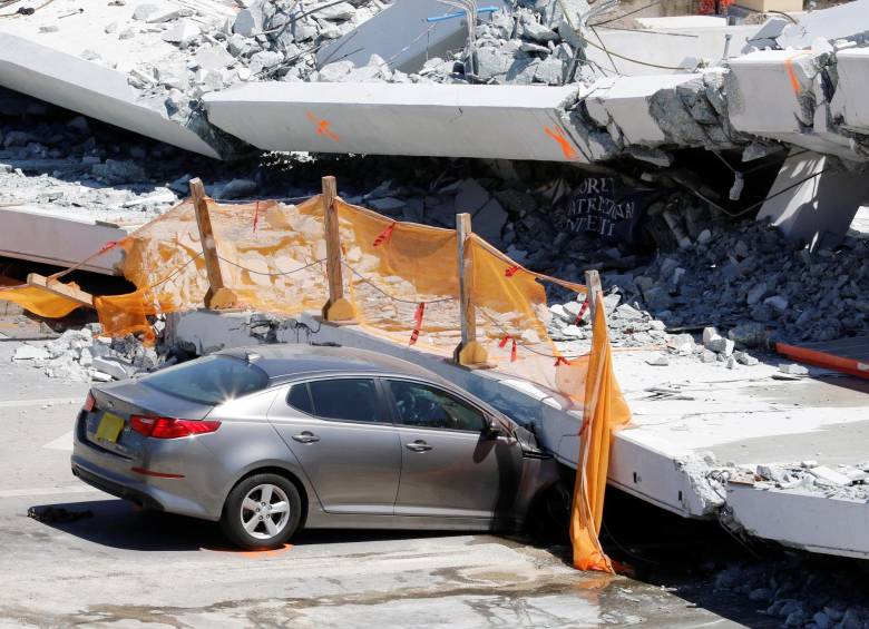 Varios vehículos quedaron atrapados por la estructura que colapsó. FOTO REUTERS