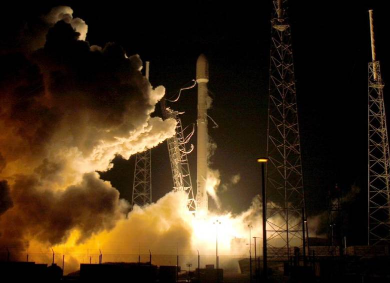 SpaceX es la primera compañía privada que ha logrado un contrato con el gobierno estadounidense para llevar a cabo este tipo de operaciones. FOTO Reuters