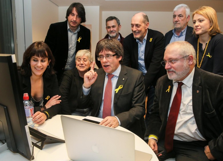 El expresidente de la generalitat de Cataluña, Carles Piugdemont, y su equipo siguieron las elecciones desde Bruselas, ya que lo persigue la justicia en España. FOTO EFE