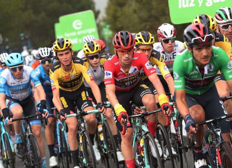 Roglic -rojo- está a 317,8 km de consagrarse por segundo año seguido de la Vuelta a España. Pero tiene rivales que no le harán fácil el camino que resta, entre ellos, Richard Carapaz -verde-. FOTO EFE