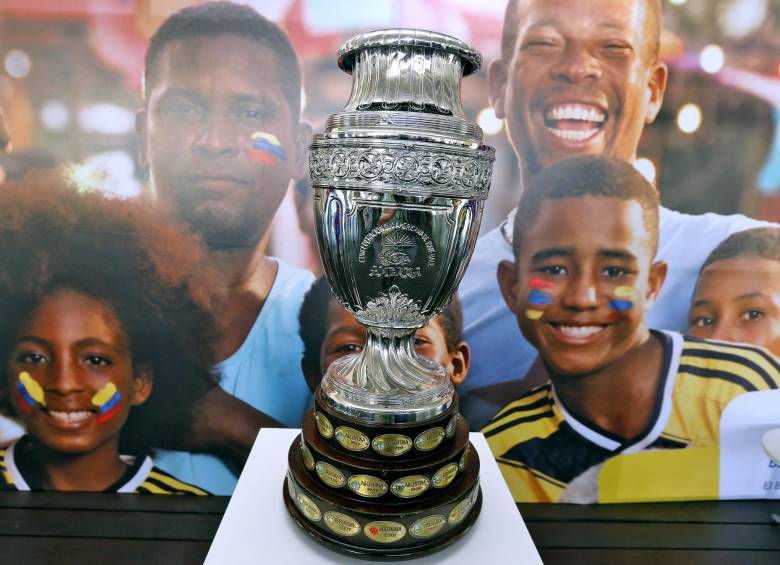 Este lunes, el trofeo de la Copa América Centenario estará en el Consulado de Colombia en Chicago. FOTO ARCHIVO