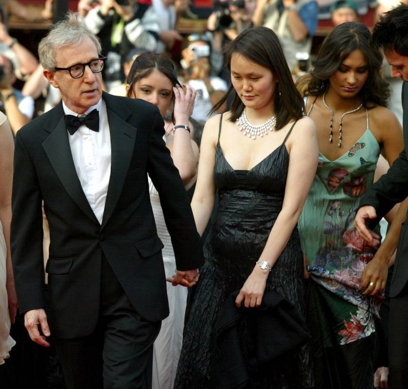 Woody Allen y Soon-Yi Previn: No solo son los 35 años de diferencia entre ellos lo que ha causado polémica. Lo es también el hecho de que Soon Yi Previn fue adoptada por Mia Farrow y André Previn. Luego Farrow formó pareja con Woody Allen quien se enamoró de su hijastra con quien se casó en 1997. FOTO ARCHIVO. 