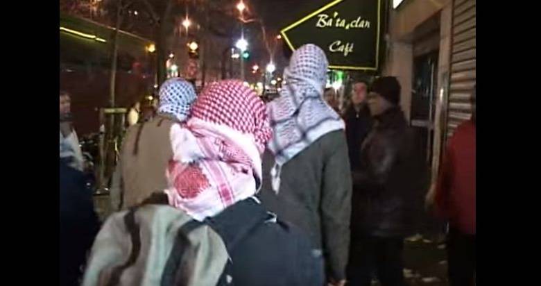 Los hombres caminaron por los alrededores del teatro Bataclan. FOTO: YOUTUBE