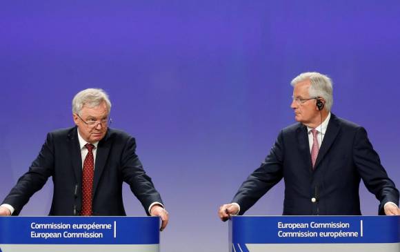 David Davis, ministro del Brexit, Michel Barnier, negociador de la UE, el jueves. FOTO reuters 