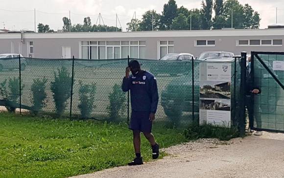El delantero no pudo ingresar a la sede deportiva de su club, el Brescia. FOTO EFE