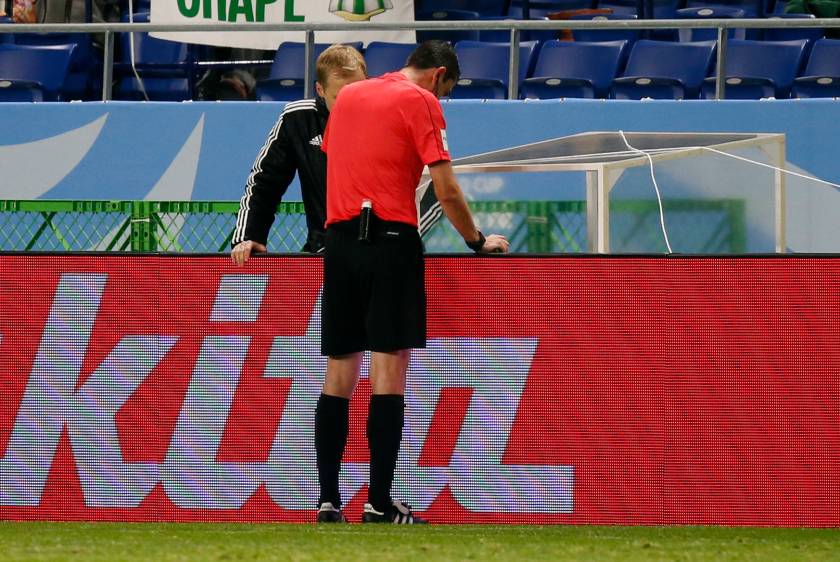 En el partido Nacional vs. Kashima se realizó el primer ensayo con Árbitros Asistentes de Vídeo (VAR) en una competición de la Fifa. FOTO REUTERS