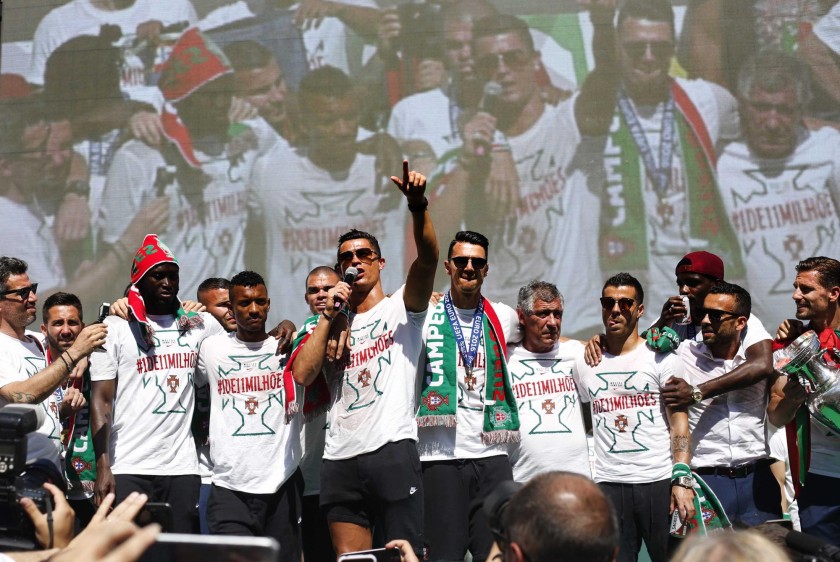 Miles de portugueses recibieron a la selección en Lisboa para festejar el primer título de Portugal, después de conquistar la Eurocopa al vencer a Francia por 1 a 0 en la prórroga. FOTO REUTERS