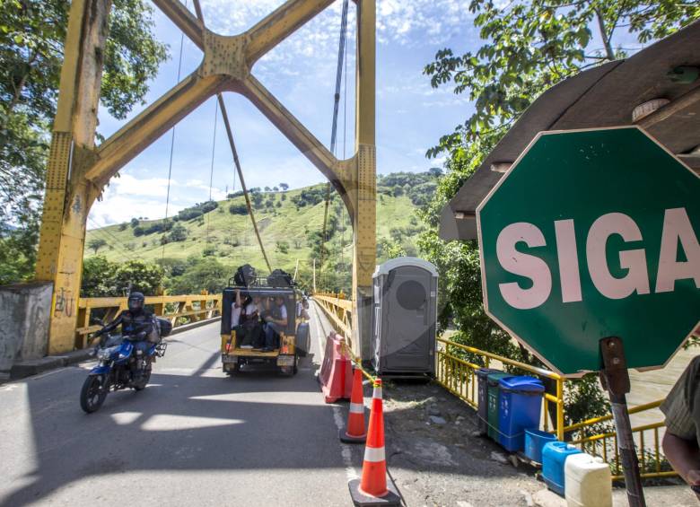 Operarios de la concesión Covipacífico señalaron que el puente de Bolombolo presenta una falla estructural por lo que hay restricción para vehículos pesados. FOTOS Juan Antonio Sánchez