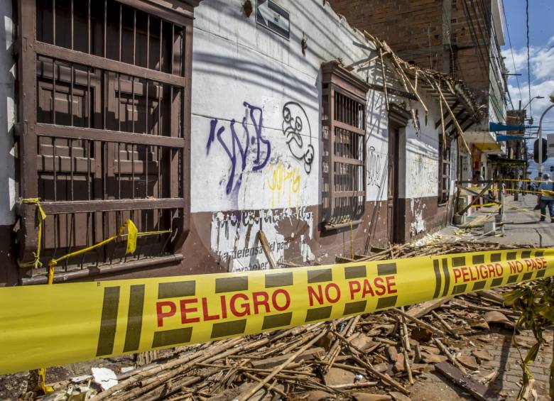 El desplome del techo se aceleró debido al robo de los aleros que lo soportaban. Los restos cayeron sobre el andén. FOTOS jUAN aNTONIO sÁNCHEZ