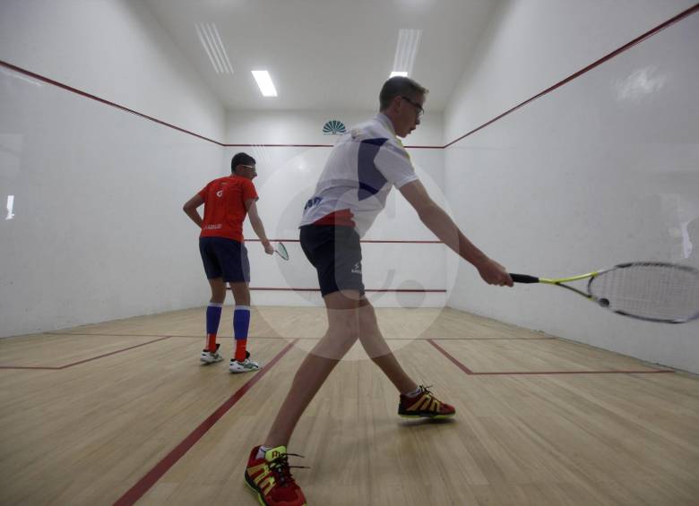 Iñaki De Larrauri venció a Matías Knudsen en la final de la categoría tercera caballeros, en la válida Nacional que se disputó en el Country Club de Medellín. FOTO manuel saldarriaga