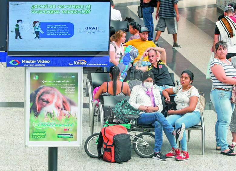 En la terminal de buses del Norte, con pendones y videos en pantallas de televisión se promueven los cuidados para prevenir el Covid-19 en oficinas y salas de espera. FOTO Manuel saldarriaga