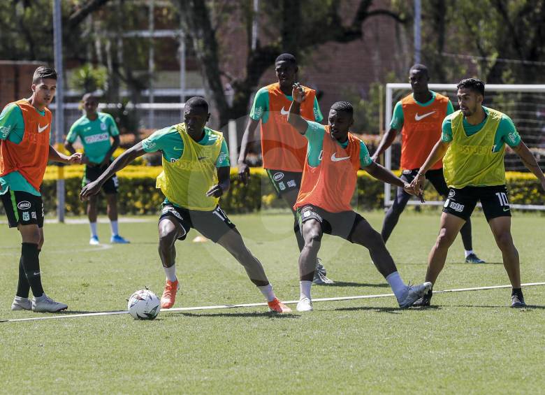 Con el balón Fabián González Lasso, quien al igual que sus compañeros, ansiaba las prácticas grupales. FOTO jaime pérez