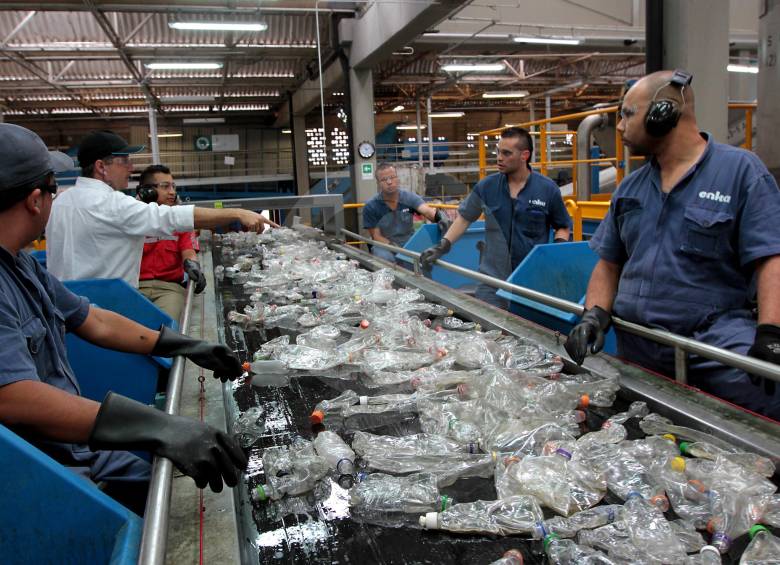 Cada año Enka procesa 1.025 millones de botellas PET que se convierten en materia prima para elaborar nuevos envases y fibras para la confección de prendas. FOTO Julio César Herrera