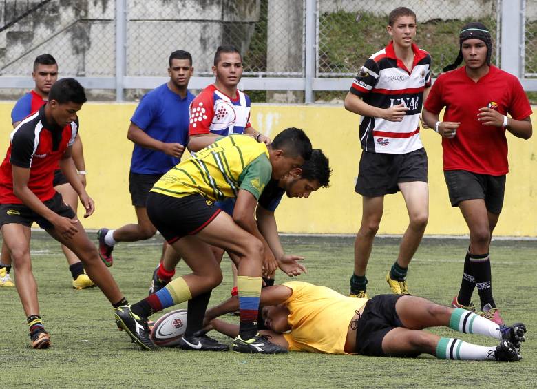 Rostros nuevos, vitales y con ganas de sobresalir como lo han hecho los mayores. Ellos son integrantes de la Juvenil del rugby colombiano. Fotos Jaime Pérez