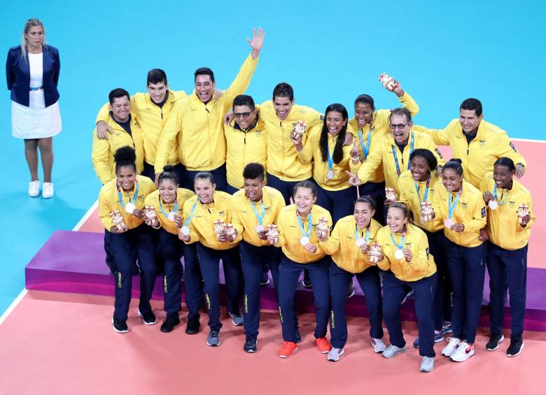 Con el aporte fundamental de la opuesta Dayana Segovia, la líbero Camila Gómez y las puntas Amanda Coneo y Margarita Martínez, Colombia conquistó el histórico segundo lugar. FOTO efe 
