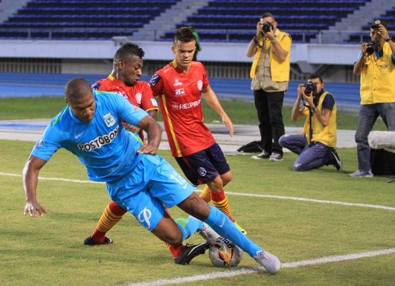En acción aparece el zaguero central Alexis Henríquez, bien custodiado por los rivales de Uniautónoma. Nacional es el equipo menos vencido del torneo con un solo gol en contra. FOTO Colprensa