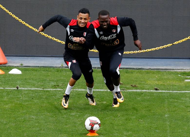 Los laterales Yoshimar Yotún y Luis Advíncula, durante un entrenamiento antes del encuentro de esta tarde. FOTO reuters