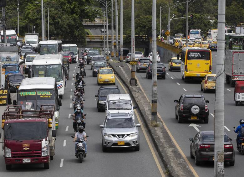 Conforme avanzó la reapertura económica, el flujo vehicular se incrementó en Medellín y el resto del área metropolitana. FOTO: MANUEL SALDARRIAGA