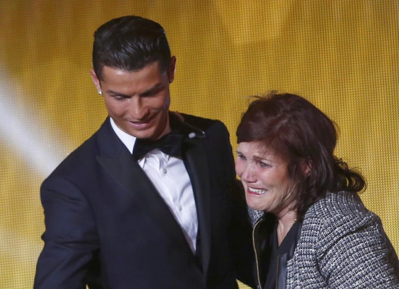Ronaldo junto a su madre Dolores Aveiro. FOTO REUTERS