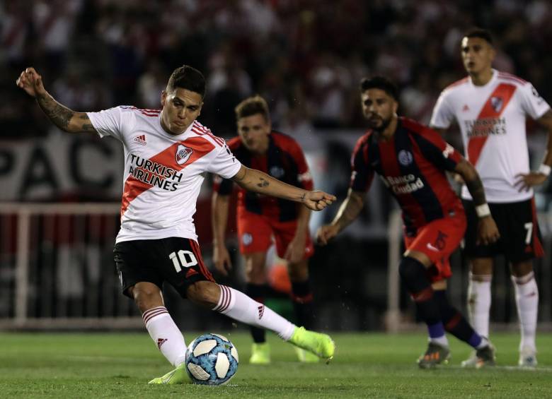 Juan Fernando Quintero en la acción de su cobro de penalti. FOTO AFP