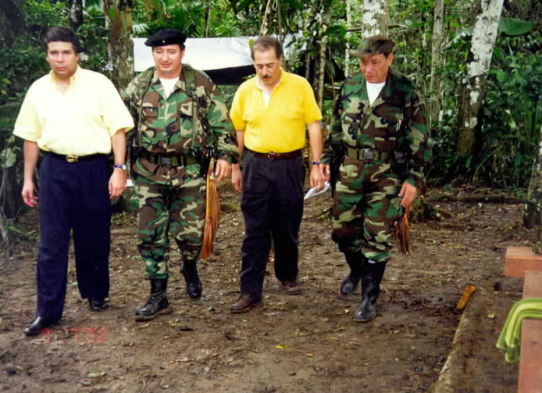 De manera sorpresiva el presidente electo Andrés Pastrana se reunió con Manuel Marulanda Vélez y Jorge Briceño, para iniciar la búsqueda de la paz. Fecha: 9 de julio de 1998. FOTO ARCHIVO