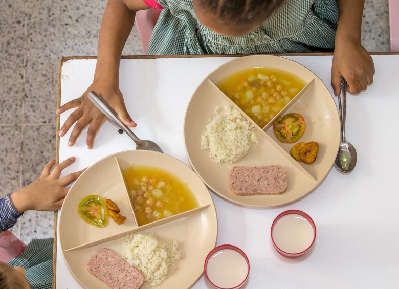 El contrato que investiga la Contraloría tiene que ver con la adquisición de alimentos para los estudiantes de Medellín. FOTO: ARCHIVO.