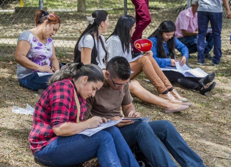 La devolución del IVA no depende del estrato, si tiene trabajo o no, es una compensación por los productos que se estima compra la población vulnerable con este impuesto. FOTO camilo suarez
