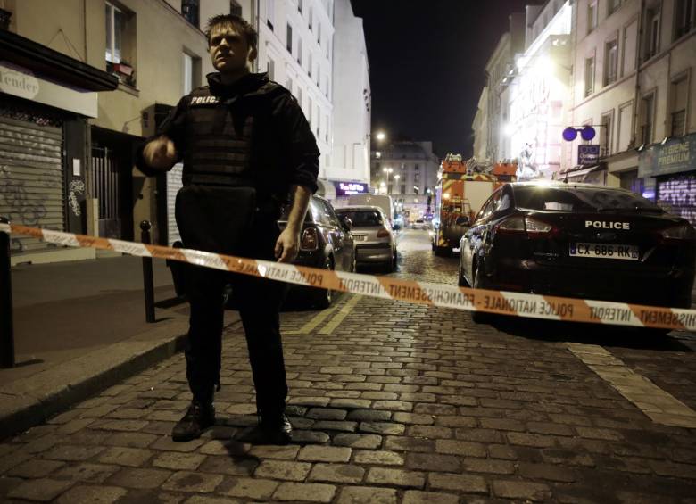 Una toma de rehenes se dio en un teatro de París. FOTO AFP