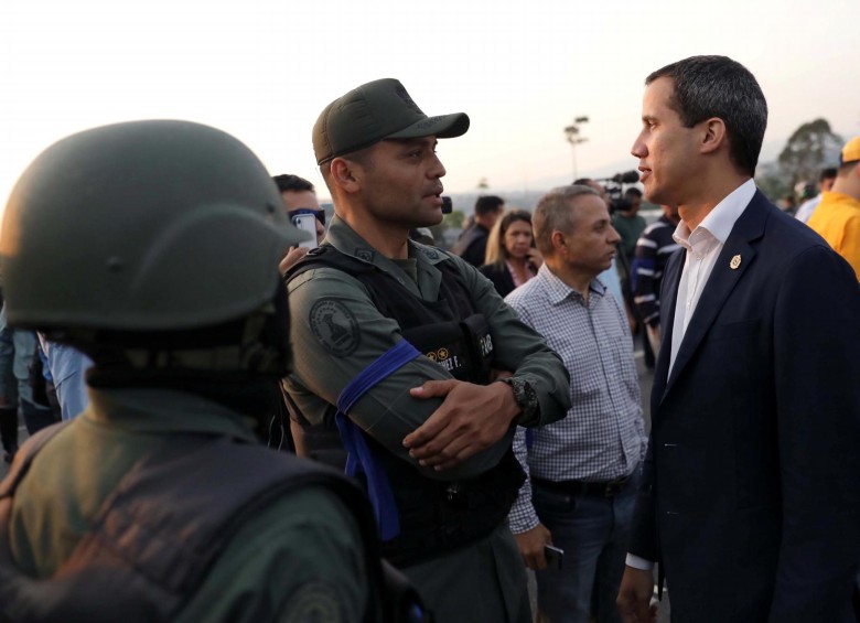 Juan Guaidó acompañado de un grupo de militares que lo apoya la mañana de este martes. FOTO REUTERS