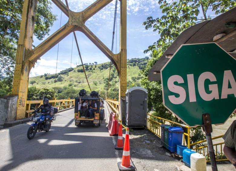 Operarios de la concesión Covipacífico señalaron que el puente de Bolombolo presenta una falla estructural por lo que hay restricción para vehículos pesados. FOTOS Juan Antonio Sánchez
