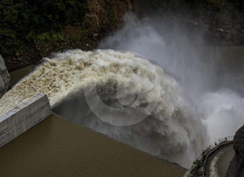 Este es el momento de la apertura del vertedero en la represa de Hidroituango . Foto: Jaime Pérez Munévar