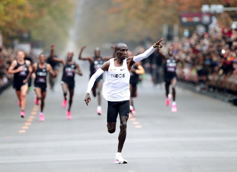 El maratonista logró romper por casi dos minutos el récord del mundo (2 h 01 min 39 seg). FOTO REUTERS