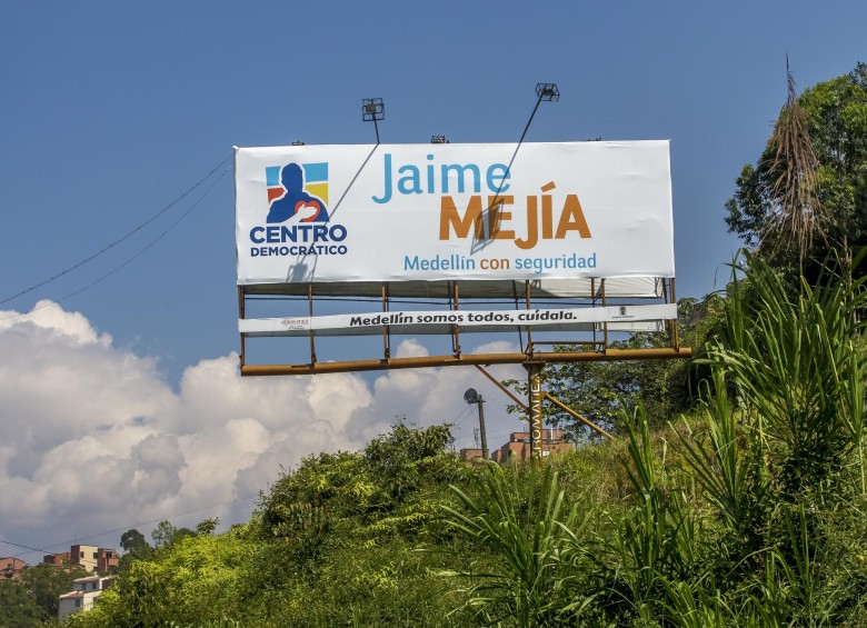 Jaime Mejía, presidente del Concejo de Medellín y precandidato a la Alcaldía, indicó que es divulgación política y no propaganda electoral. Informó que usa las vallas para presentar su gestión como concejal.