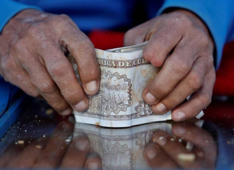 Cuba iniciará su proceso de unificación monetaria y cambiaria el próximo 1 de enero con la salida de circulación del peso convertible (CUC) -paritario con el dólar-, lo que dejará como única moneda oficial del país al peso cubano. Foto: EFE