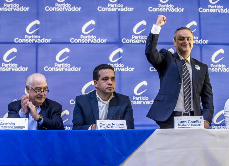 El expresidente Andrés Pastrana y el senador Carlos Andrés Trujillo junto al candidato Juan Camilo Restrepo. FOTO Juan Antonio Sánchez