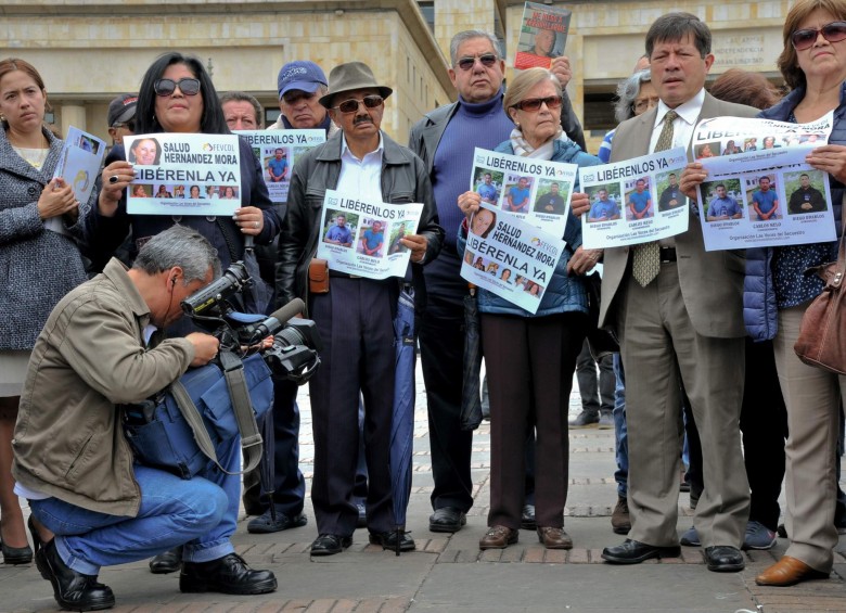 Varias personas se reunieron ayer en la Plaza de Bolívar en Bogotá, pidiendo claridad sobre el paradero de los periodistas Diego D’Pablos, Carlos Melo y Salud Hernández. FOTO AFP