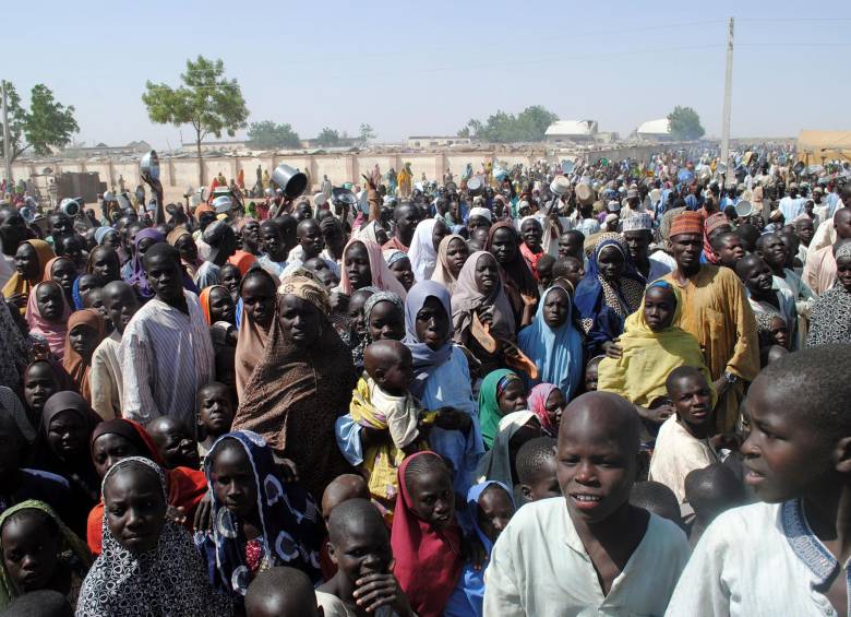 Foto tomada el 2 de febrero, del 2016 muestra un campo de desplazados en su mayoría mujeres y niños que esperan el servicio de comida en el estado de Borno, en el noreste de Nigeria. FOTO AFP