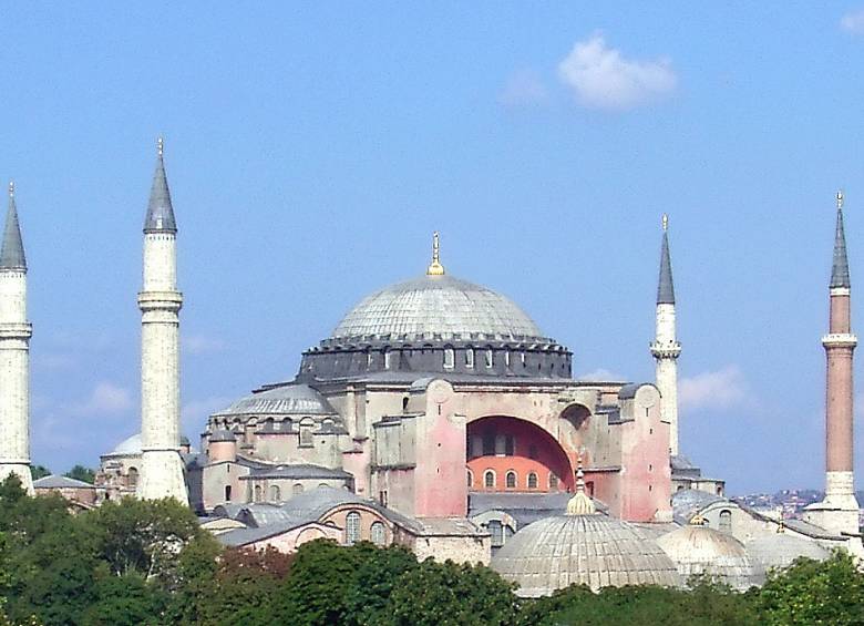 Con el apoyo del Tribunal Superior, el presidente de Turquía convirtió el lugar, hasta ahora museo, en mezquita. Una jugada política con mucha historia detrás. FOTO CORTESÍA