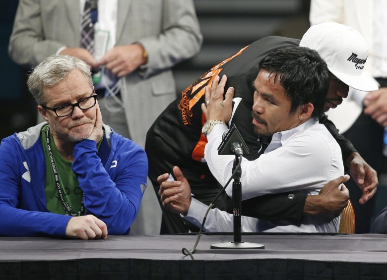 Un abrazo bien conmovedor fue el que le dio Mayweather a su rival Manny Pacquiao. Foto ap