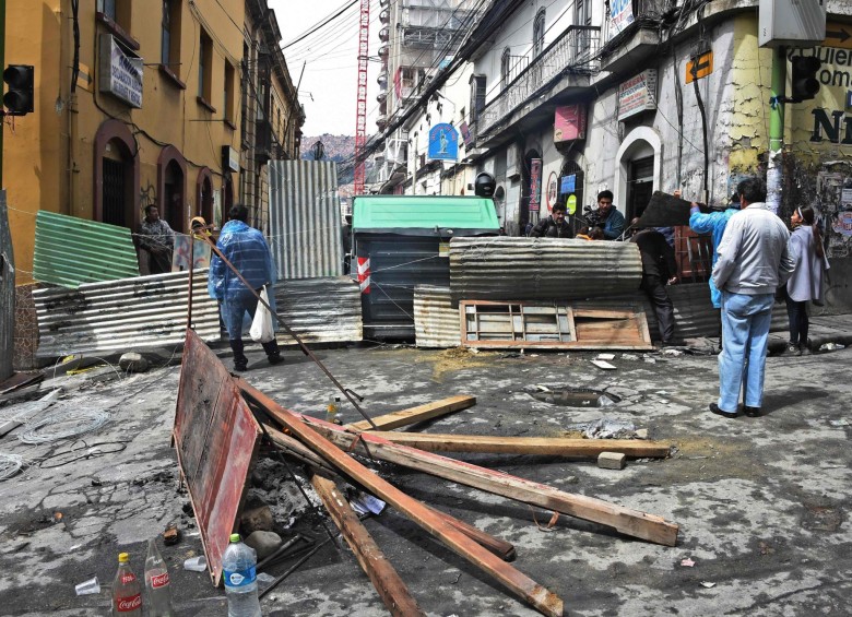 Ciudadanos cierran el acceso a los barrios. FOTO AFP