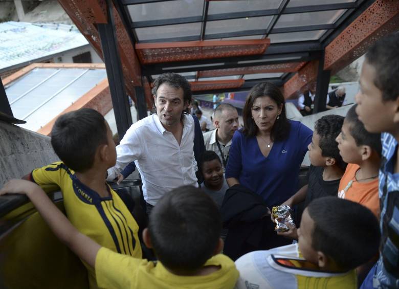 La alcaldesa de París, la hispano-francesa Anne Hidalgo, junto al alcalde de Medellín, Federico Gutiérrez. FOTO AFP
