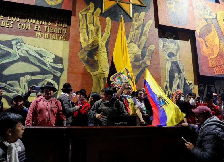 Los indígenas lideran el pulso contra el mandatario de Ecuador Lenín Moreno. Estos se tomaron ayer el edificio del Parlamento y el lunes acordonaron el palacio presidencial. FOTO Reuters