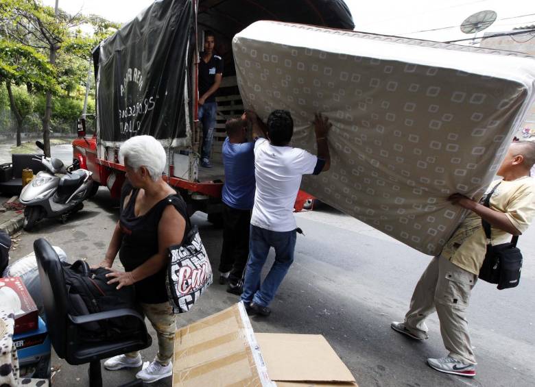 Son seis las excepciones que trae el Decreto 593 del 24 de abril de 2020 para aquellos que necesiten moverse de domicilio en la cuarentena. FOTO MANUEL SALDARRIAGA