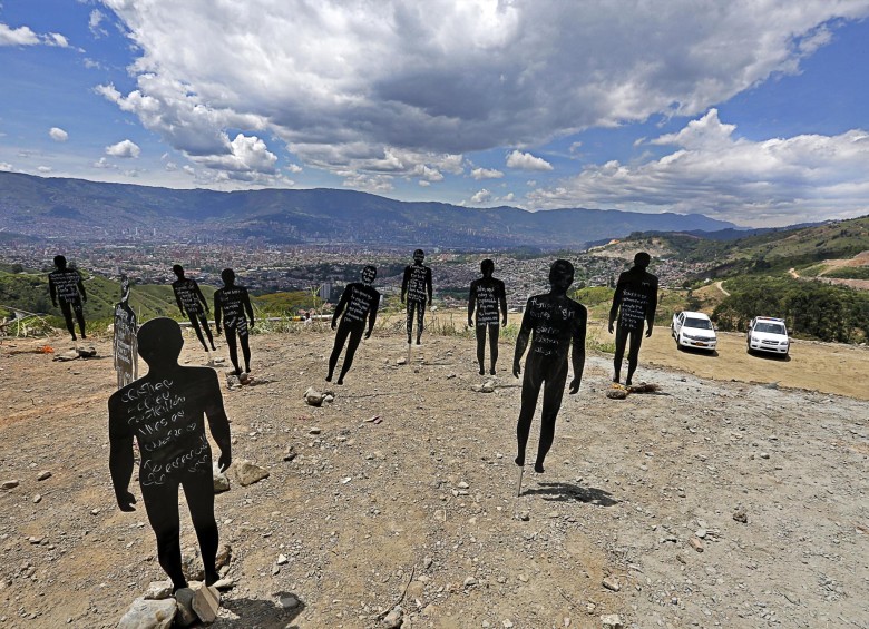 Los familiares de las víctimas y organizaciones de DD.HH. realizaron un acto simbólico en el sector La Escombrera, de la comuna 13, previo al inicio de las excavaciones. FOTO henry agudelo.