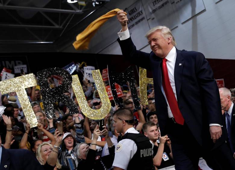 Confiado en que su apoyo en clases bajas sostendrá sus aspiraciones, Trump llamó “santurrones” a los disidentes. FOTO reuters