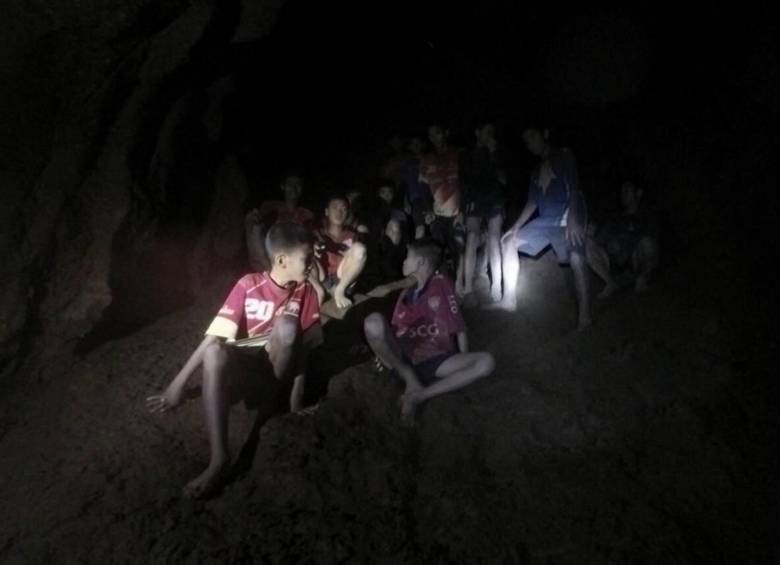 Imagen de los doce niños atrapados en la cueva suministrada por el Ejército de Tailandia a EFE.