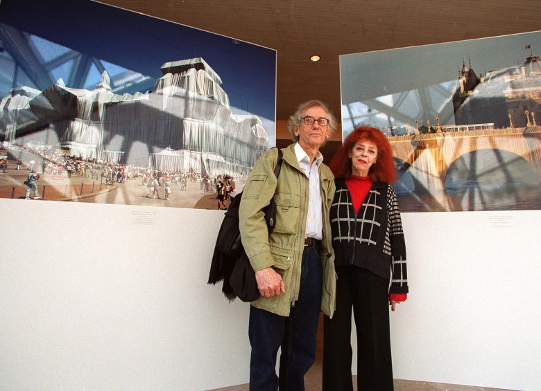Christo y su esposa Jeanne-Claude en la National Gallery of Art de Washington, en 2002. Trabajaron juntos durante décadas hasta la muerte de ella en 2009. Foto: Robyn BECK / AFP