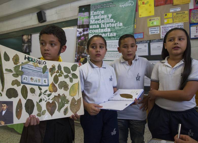 Danilson, Valentina, Santiago y Sofía muestran el herbario. Al lado, con la profesora Claudia y abajo niños de San Peruchito con la docente Gloria. FOTOs Jaime Pérez/Cortesía